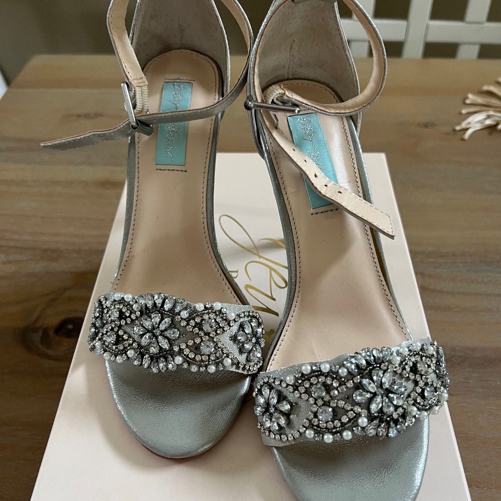 Jewel by Bagdley Mischka Evening Heels